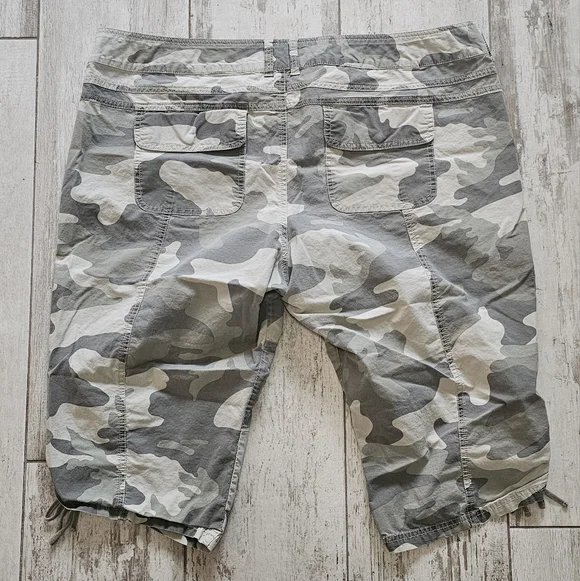 L.E.I. Camouflage Women's Cargo Shorts 20 Plus - Picture 2 of 3